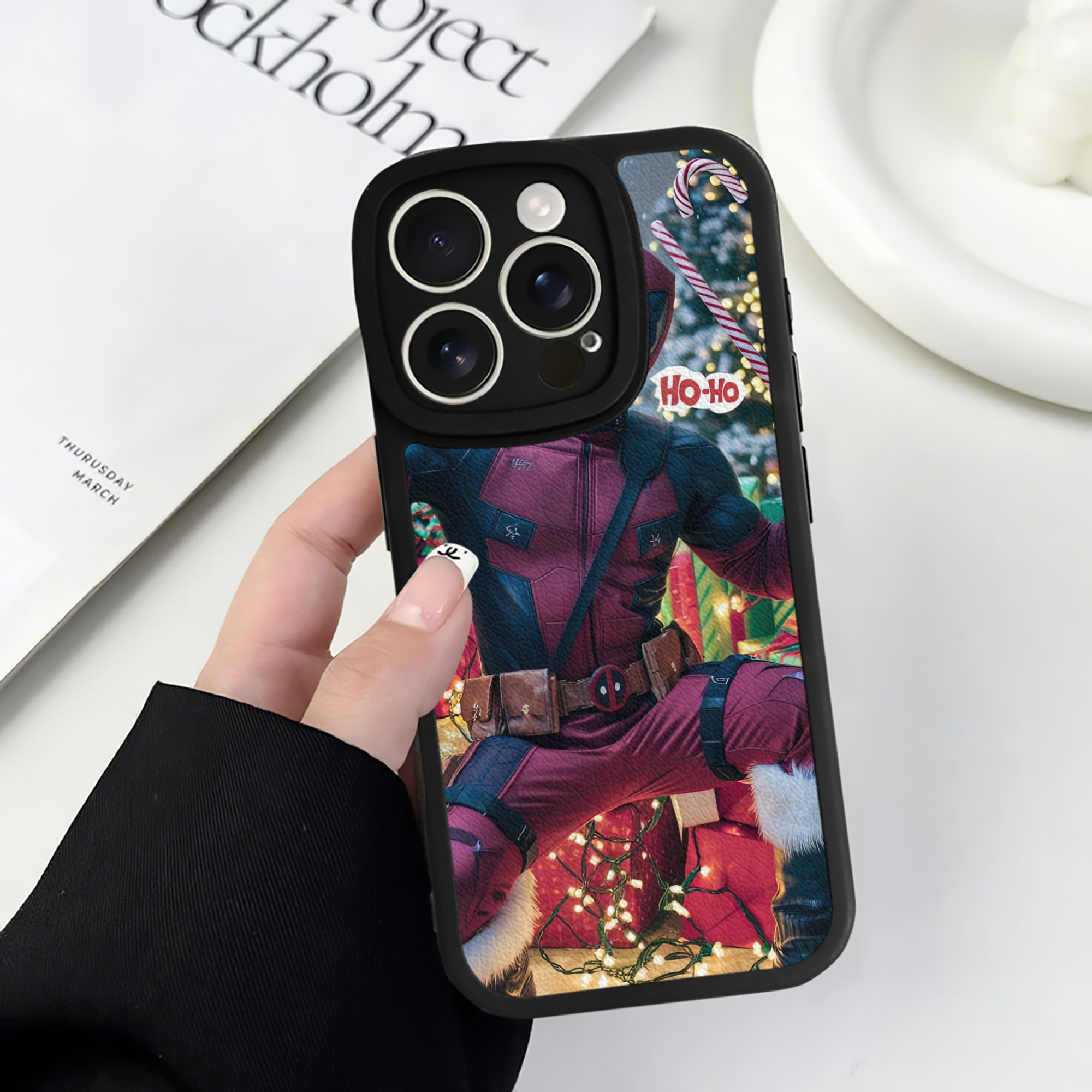 （画像用） Deadpool デッドプール 【iPhone 16シリーズ対応】シリコンスマホケース（レザー調） 材質：シリコン